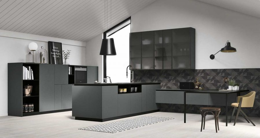 COCINA OSCURA CON PENÍNSULA